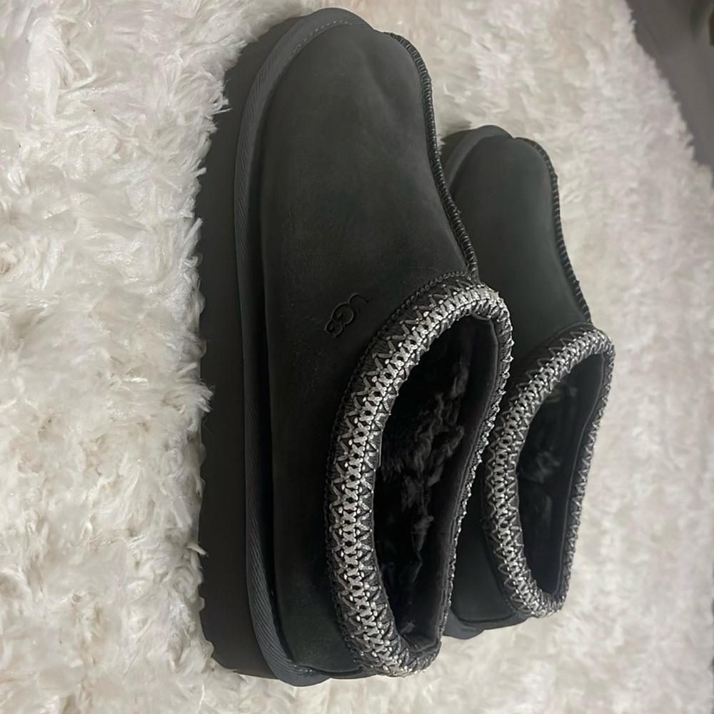 Women’s Ugg slippers, NEVER WORN!